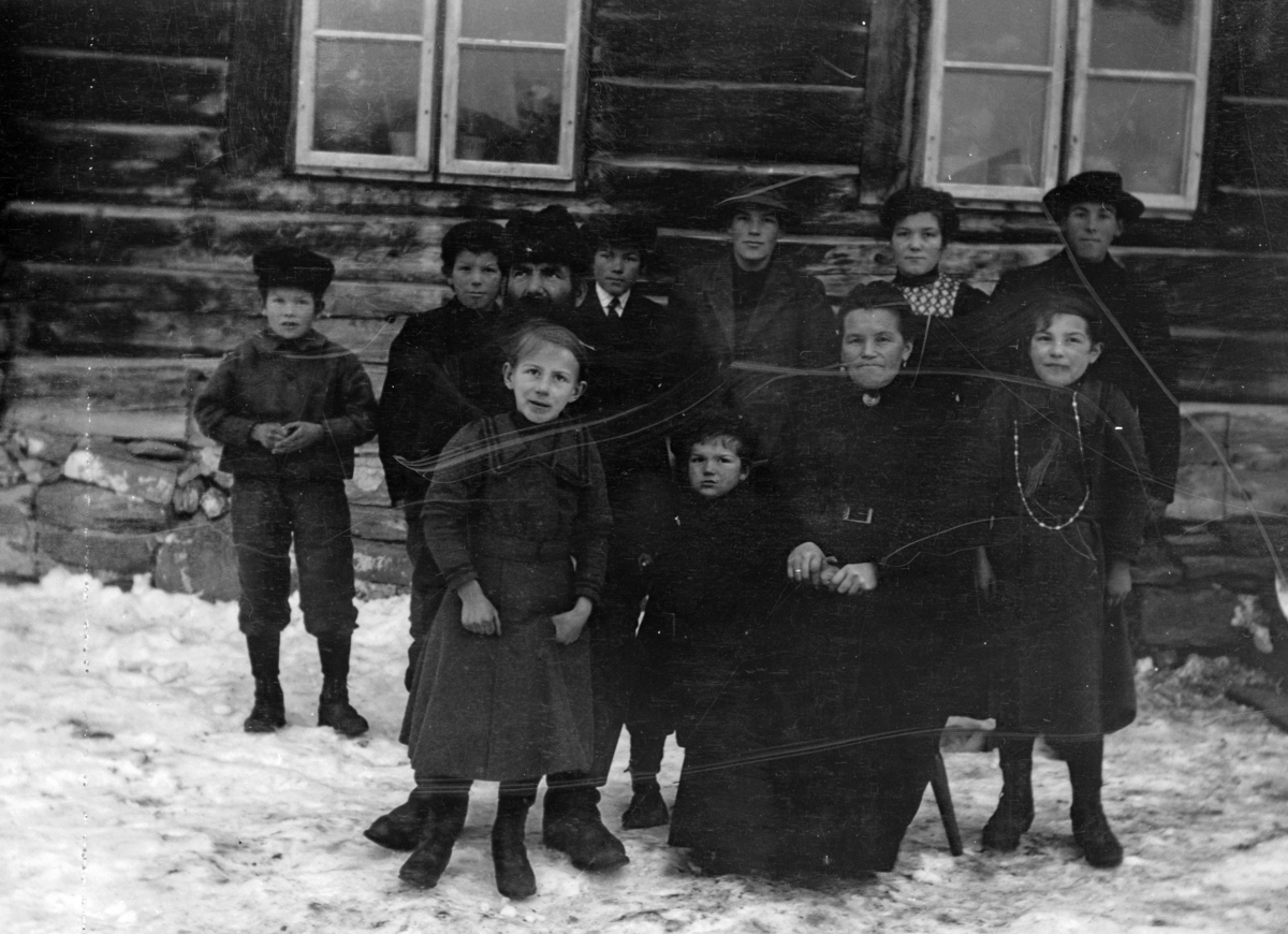 Familien Fredrik Edvard Olsen Kylling med kone og ni barn samlet foran ...