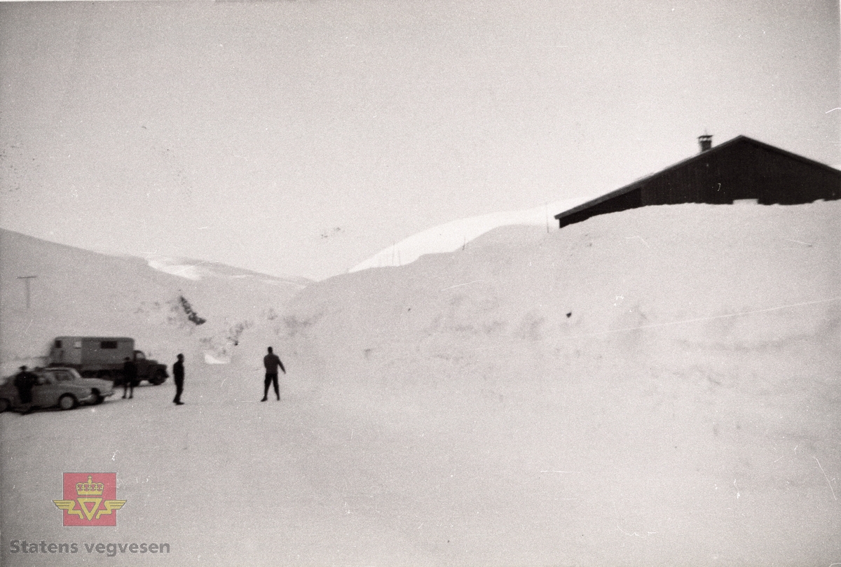 Mykje snø på ved idrettshytta på Ramsdalsheia  i 1950-årene. 