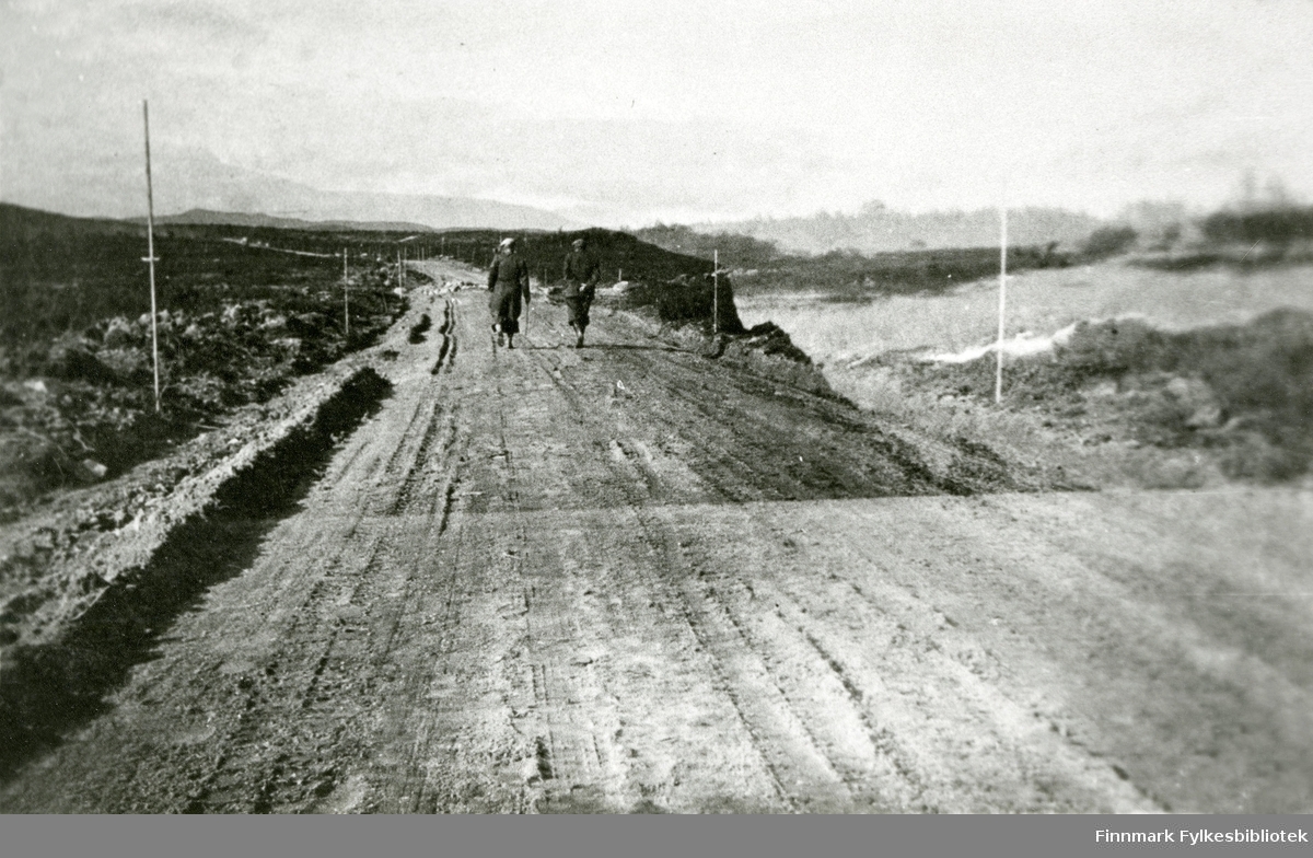 To menn går langs ferdig planert vei i Porsanger, 1940.