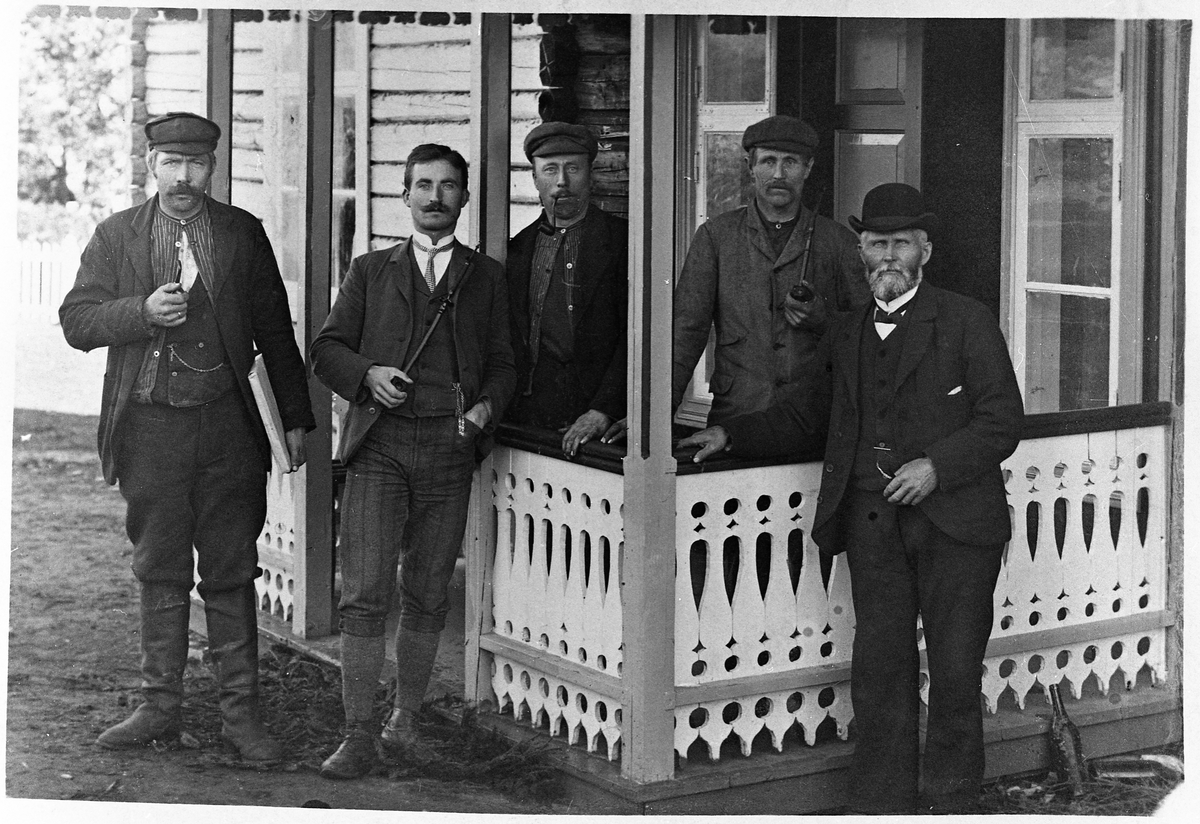 Gruppebilde. Fem mannspersoner avbildet utafor Tomlevoll skole på Eina året 1910. De utgjorde "tilsynet" ved skolen, og var fra venstre: Jakob Dyrud, A.Årvik (lærer), Torvald Bredesen, Per Grefsrud, og Kristian Dotset.