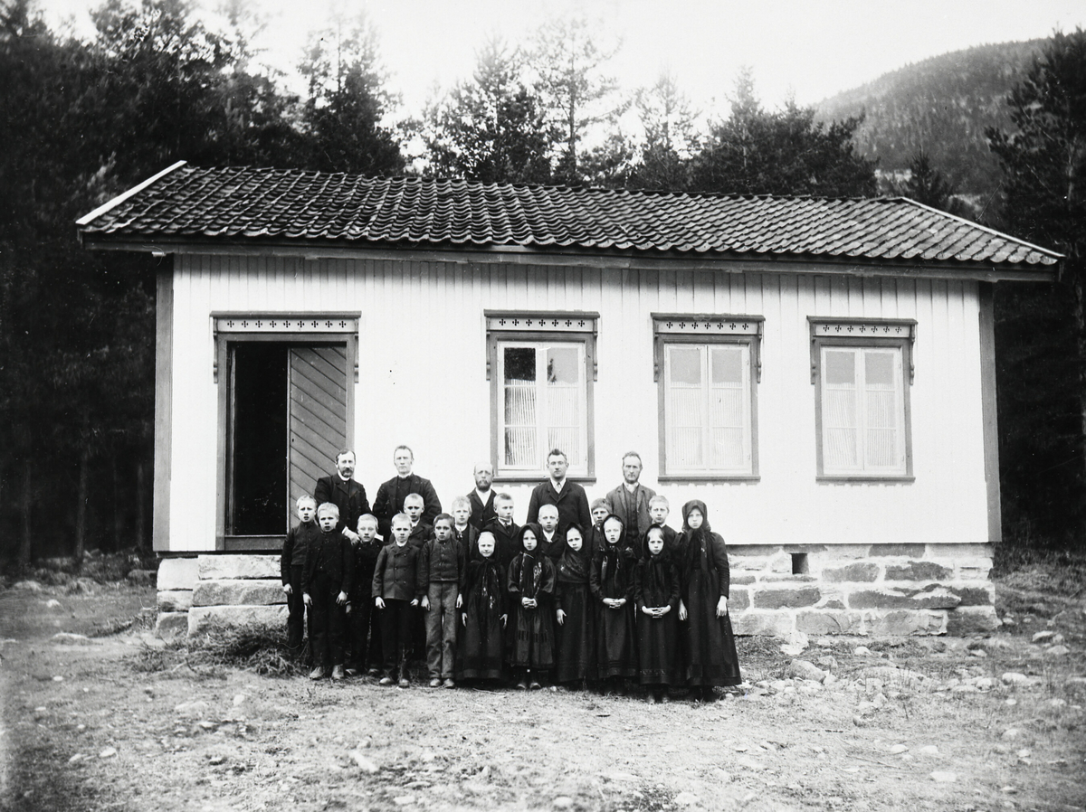 Gruppe av elevar, lærarar og sokneprest ved Vreim skule, truleg tatt hausten 1898.  Sjå namneliste på eit av bilda som ligg her.