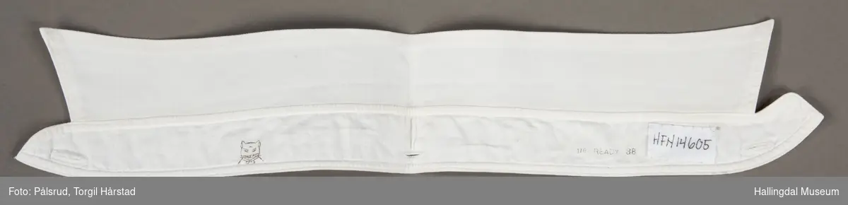En hvit løskrage i bomull for herreskjorte. To knappehull i hver ende og ett knappehull på linning midt bak.