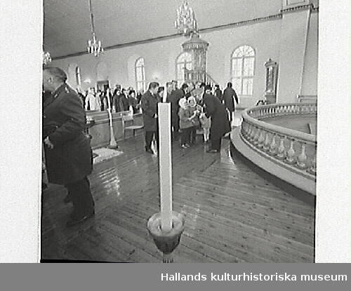 Interiörbilder från Värö kyrka första advent. Tidningsartikel: "Första ljuset brinner". Hemvärnsmän,  lottor och Röda Kors-samariter i Värö kyrka 1:a söndagen i advent. Publicerad i Hallands Nyheter, 1969-12-01.