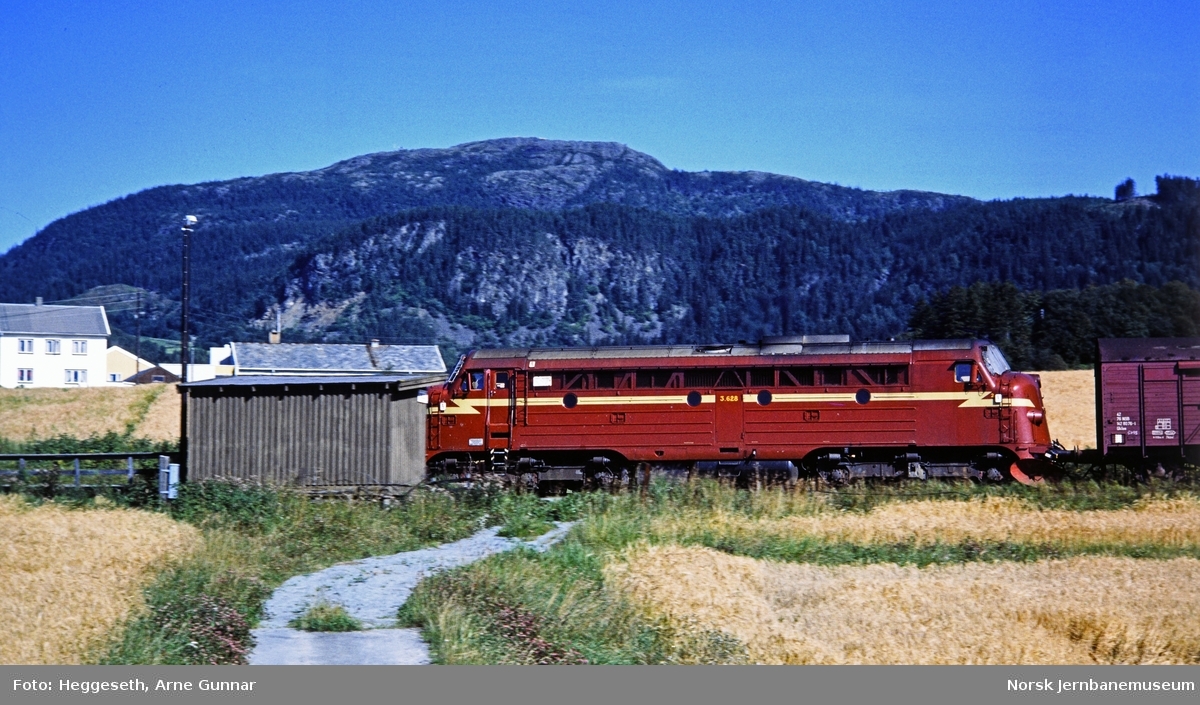 Diesellokomotiv Di 3 628 med godstog ved Vold holdeplass mellom Stjørdal og Skatval