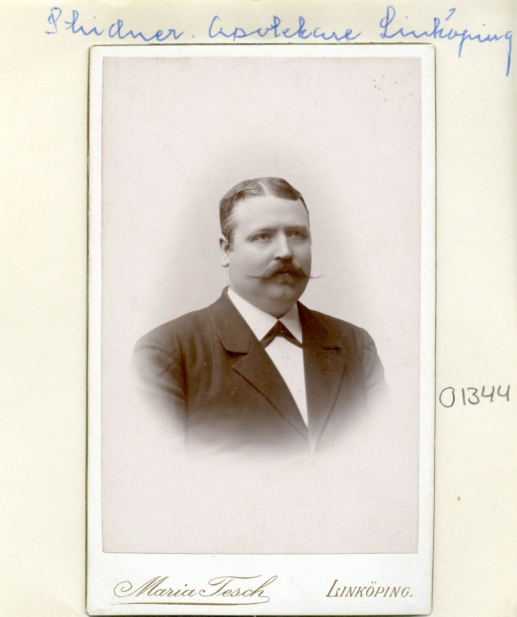 Apotekare Karl Anders Stridner inflyttade till Linköping 1893 för tjänst vid apotek Vasen. Han hade då nyligen avlagt apotekareexamen i Stockholm. I den nya staden var han bosatt invid apoteket som vid tiden låg på adressen Storgatan 37.