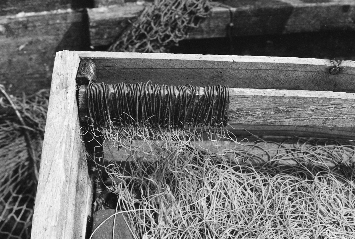 Trekasse med reiv eller langrev, ei lang line som det var knyttet kortere fortommer med kroker på. Krokene hang på ei lekt øverst på den ene langsida av kassa mens lina lå i botnen. Krokene ble egnet med ørekyt (Phoxinus phoxinus), lokalt kalt «kime», som ble hektet på krokene etter hvert som reiven ble satt ut. Dette utstyret tilhørte yrkesfiskeren Paul Stensæter (1900-1982), som hadde Steinsfjorden, en sidearm til Tyrifjorden på Ringerike (Hole kommune) i Buskerud som arbeidsplass.

I 1970-åra var etnologen Åsmund Eknæs fra Norsk Skogbruksmuseum flere ganger på besøk hos Paul Stensæter for å observere ham i aktivitet som fisker og intervjue ham om denne virksomheten. Eknæs oppsummerte det han fikk se og høre om reivfisket og bruken av «kime» som agn i Steinsfjorden slik:

«Det kanskje mest effektive redskap på abboren var reiven. Når to stykker fisket sammen var det mulig å ha abborreiv med opptil 1 000 kroker. Disse hang i ca. 30 cm lange tamser med 2 favners mellomrom. Vi fikk altså her ei line på omkring 4 kilometers lengde! Reiven ble ikke satt på samme sted to dager i trekk. De satte den «bassenget rundt», dvs. at de fulgte en bestemt rutine for å få fisket rundt hele fjorden.

Da Paul gikk over til å fiske aleine nøyde han seg med 600 kroker. Agn var, så lenge det var lovlig, levende ørekyte, «kimer», Kima hadde han gående i en vannstamp med et klede over. Kledet hang litt ned i vannet slik at det ble en liten dam på oversida. Oppi her tok han en neve kime etter hvert som han trengte det. Reiven ble oppbevart i ei kasse med slinner langs kantene til feste for krokene. Paul greide å egne og kaste uti ca. 100 kroker på et kvarter. Da måtte han også få båten framover etter hvert som reiven ble satt ut.»