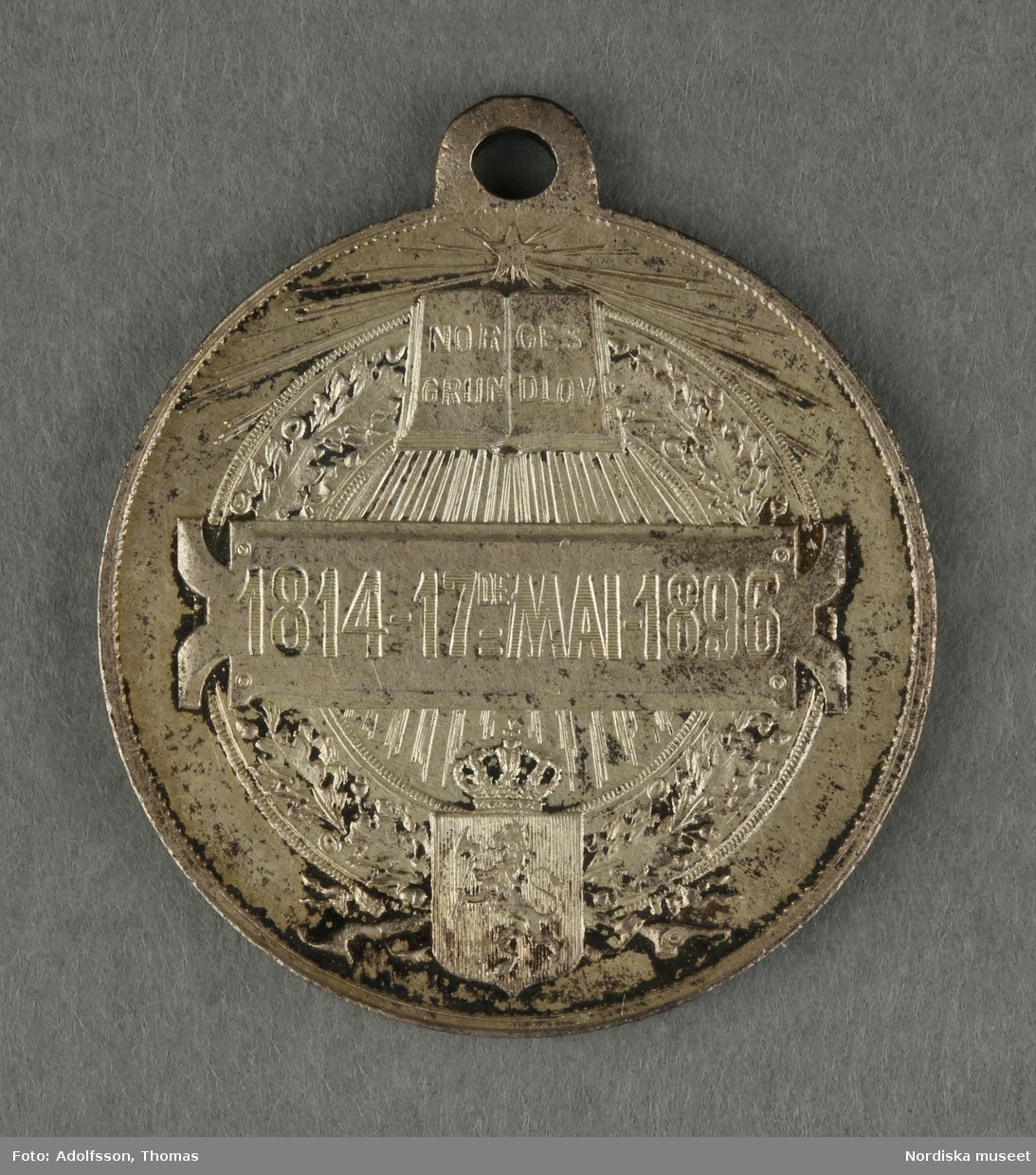 Huvudliggaren:
"a-y, Minnesmedaljer, norska, över den 17 maj; av aluminium (1 av vit metall) 24 st. från åren 1884-1907.
Gåva 28/5 1907. Läffler, Fritz, professor, Djursholm."