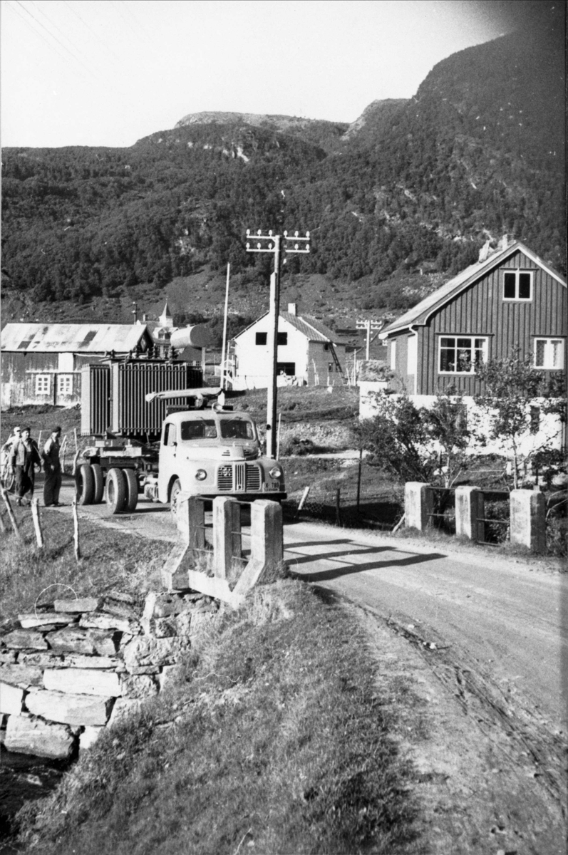 Lastebil på veien i Grovfjord.