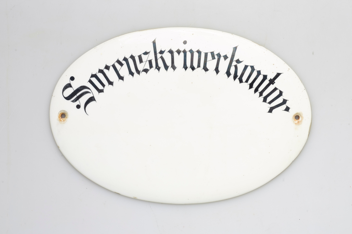 Ovalt navneskilt med gotisk skrift.