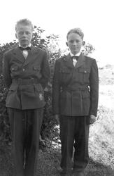 F.v.: Konfirmantane Harald Oddvar Wiker (f. 1942) og Alf Tei