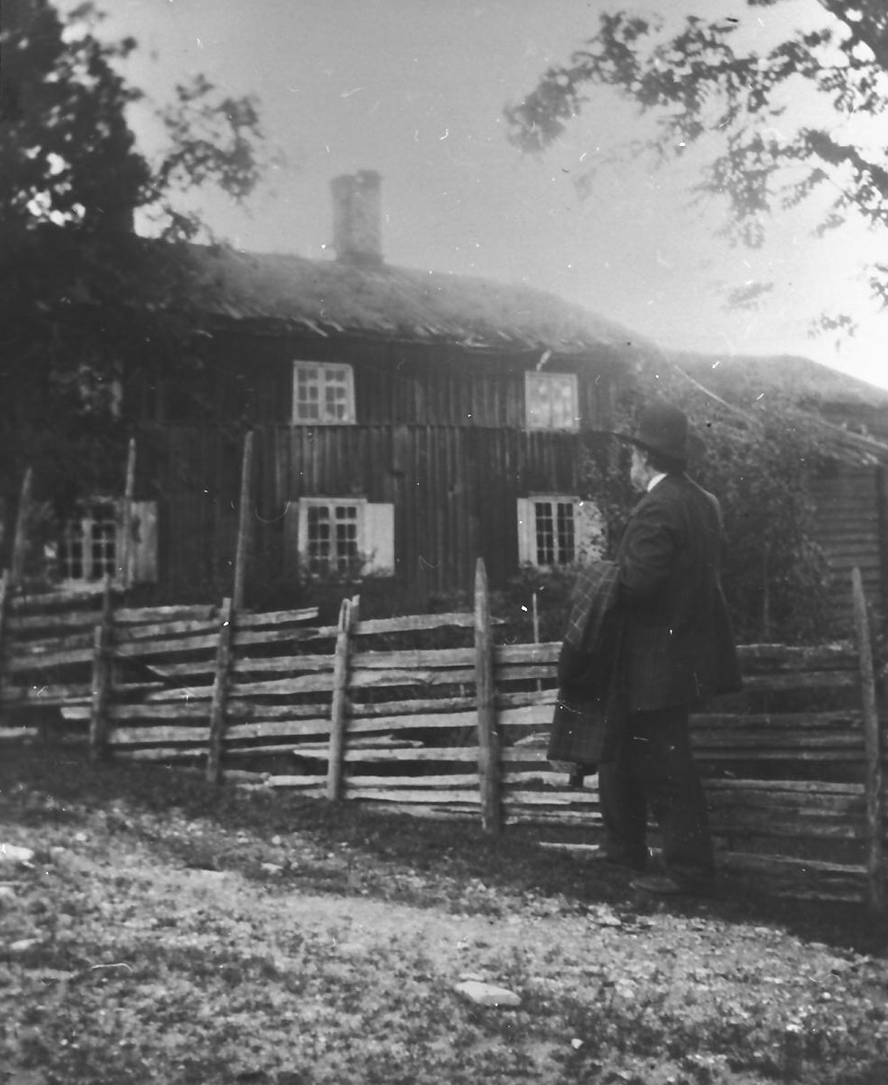 J. B. Bull utenfor gammel-prestgarden i Øvre Rendal, 1918. 