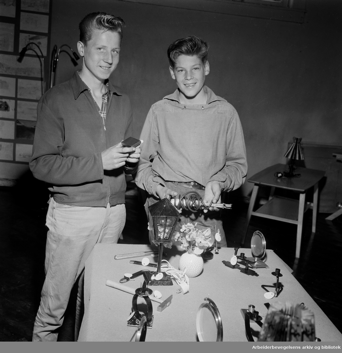 Elever ved Framhaldsskolen for gutter på Vaterland viser fram sine arbeider. Knut Skrei og Bjørn Karlsen. Juni 1959.