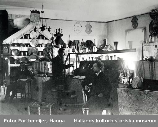 Utställning hemma hos musikdirektör Alfred Lundgren i Varberg. Han var med och tog initiativ till att bilda en förening den 16 november 1884 med syftet att åstadkomma ett museum i Varberg. Föreningens insamlade föremål skulle utgöra grunden för museet och förvarades hos Lundgren i väntan på en lämplig lokal.