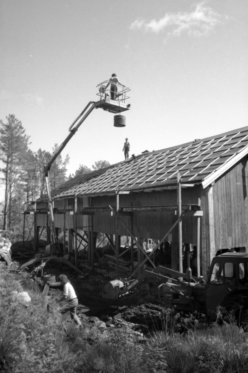 Dokumentasjonsbilder i serie av torvlegginga på Opshaugløa i Borgundgavlen på Sunnmøre Museum