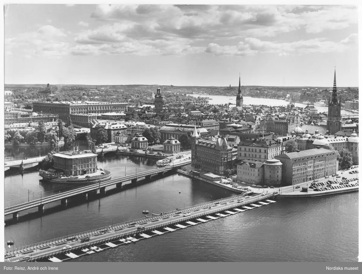 Stockholm. Utsikt från Stadshustornet över Kungliga slottet, Riddarhuset och Gamla stan. I förgrund Central- och Vasabron, juli månad.