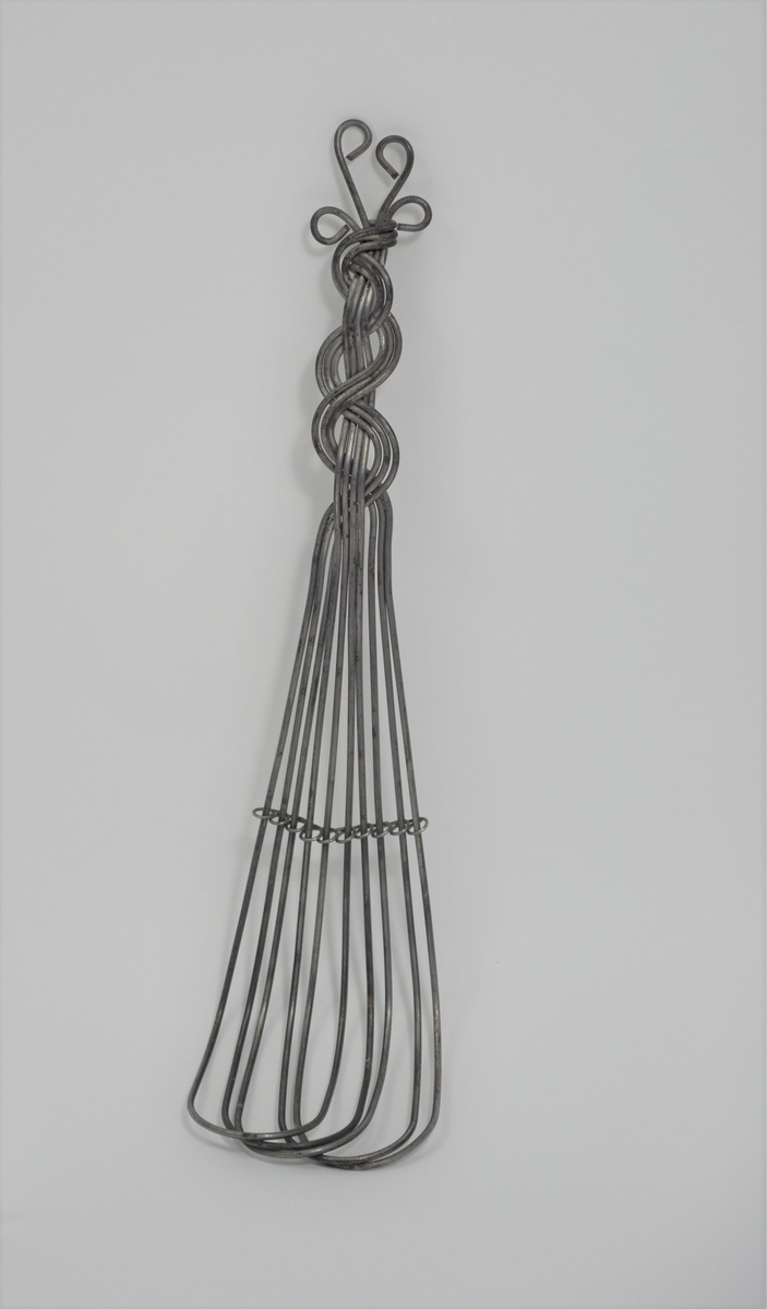 Vifteformet visp laget av ståltråd. Vispen består av fem par tråder som danner en vifteform og er bøyd i nederkant. Håndtaket er flettet.