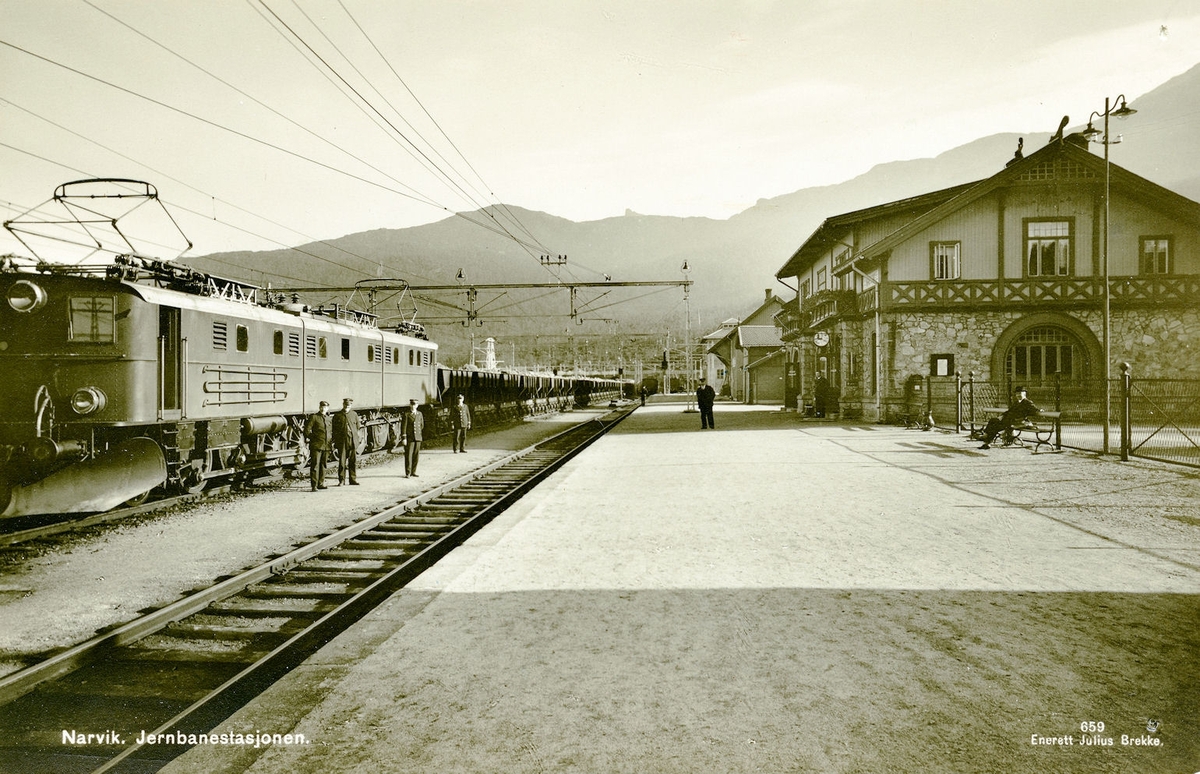 Narvik stasjon med malmtog trukket av elektrisk lokomotiv El 4 i spor 2