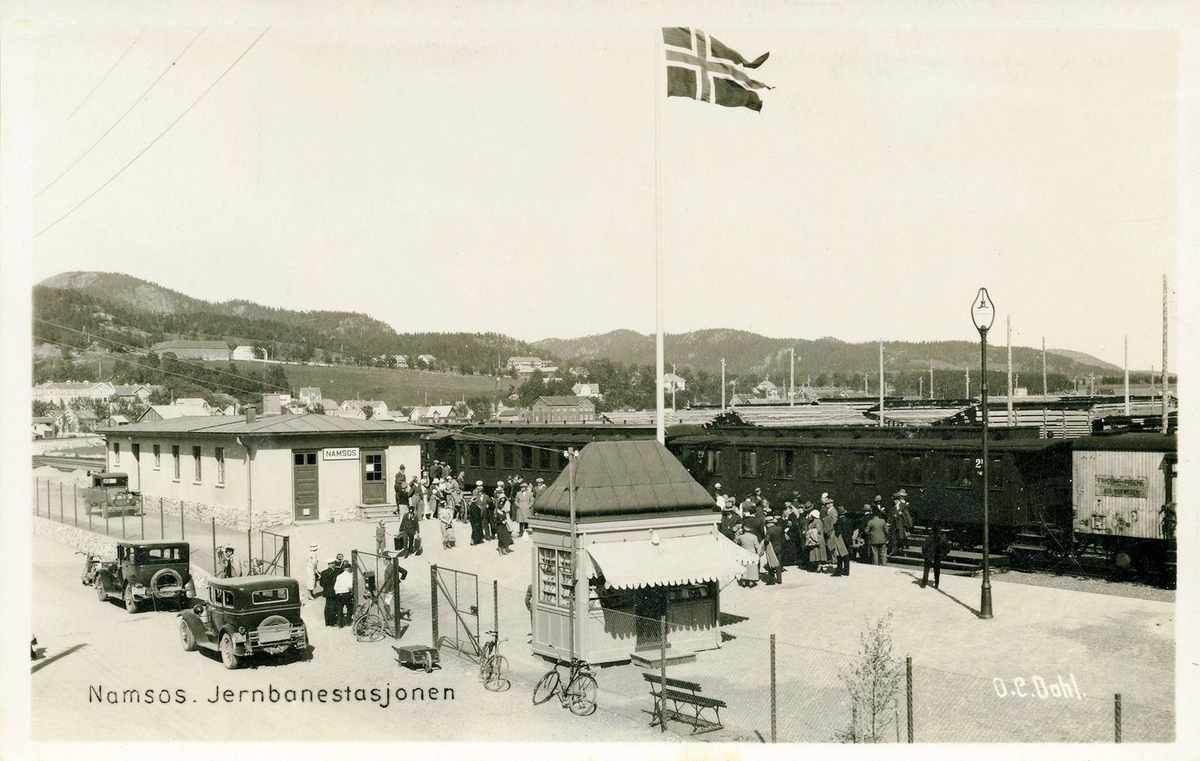 Namsos stasjon med gjester, trolig på åpningsdagen for ordinær drift 1.7.1934