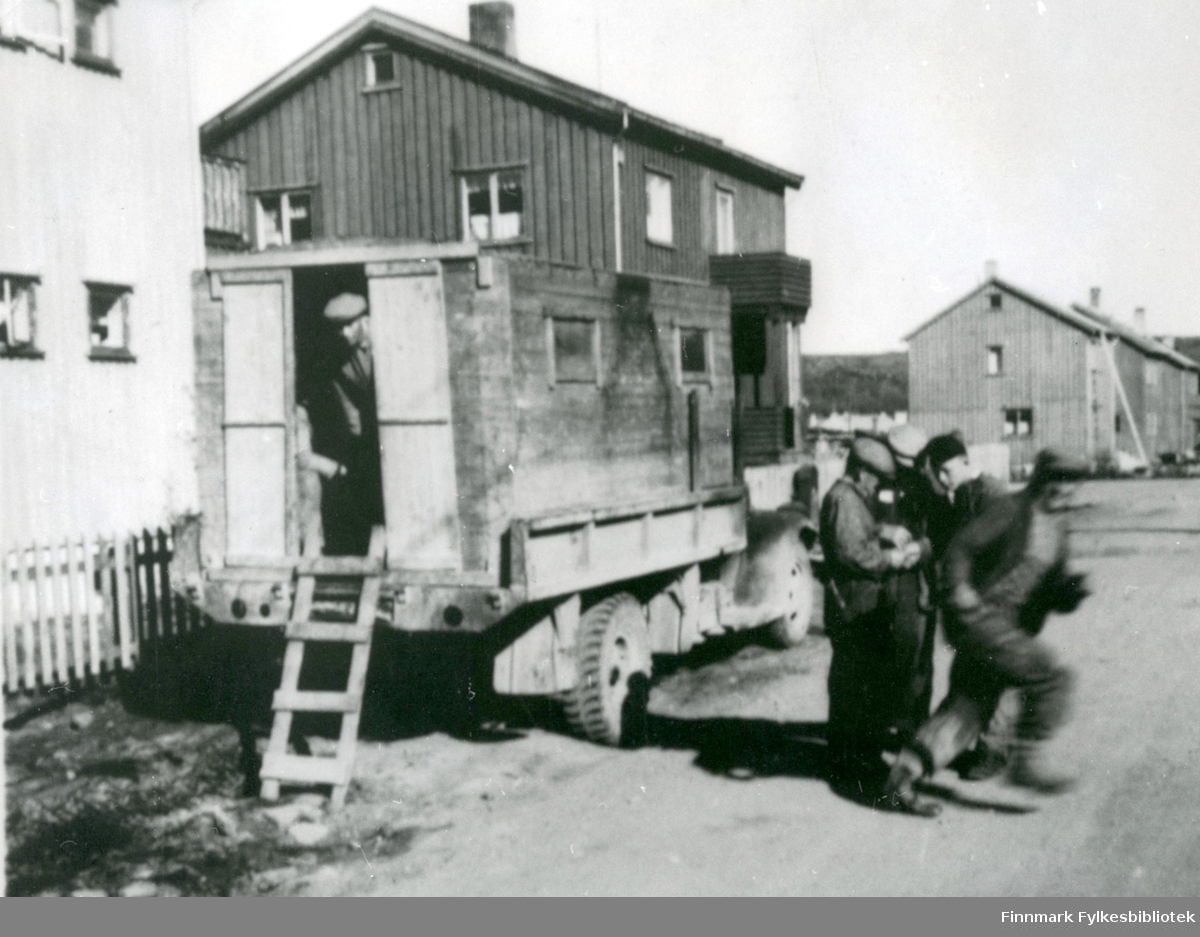Transport av veiarbeidere. Odd Antonsen er sjåfør. Bjørheim i Sør-Varanger, 1947.