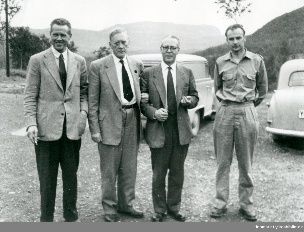 Fra venstre: Overingeniør Bjarne Stav, ukjent ?, veisjef Johannes B. Irgens og avdelingingeniør Svein A. Waagbø i et sted i Finnmark i ca. 1955-1956.