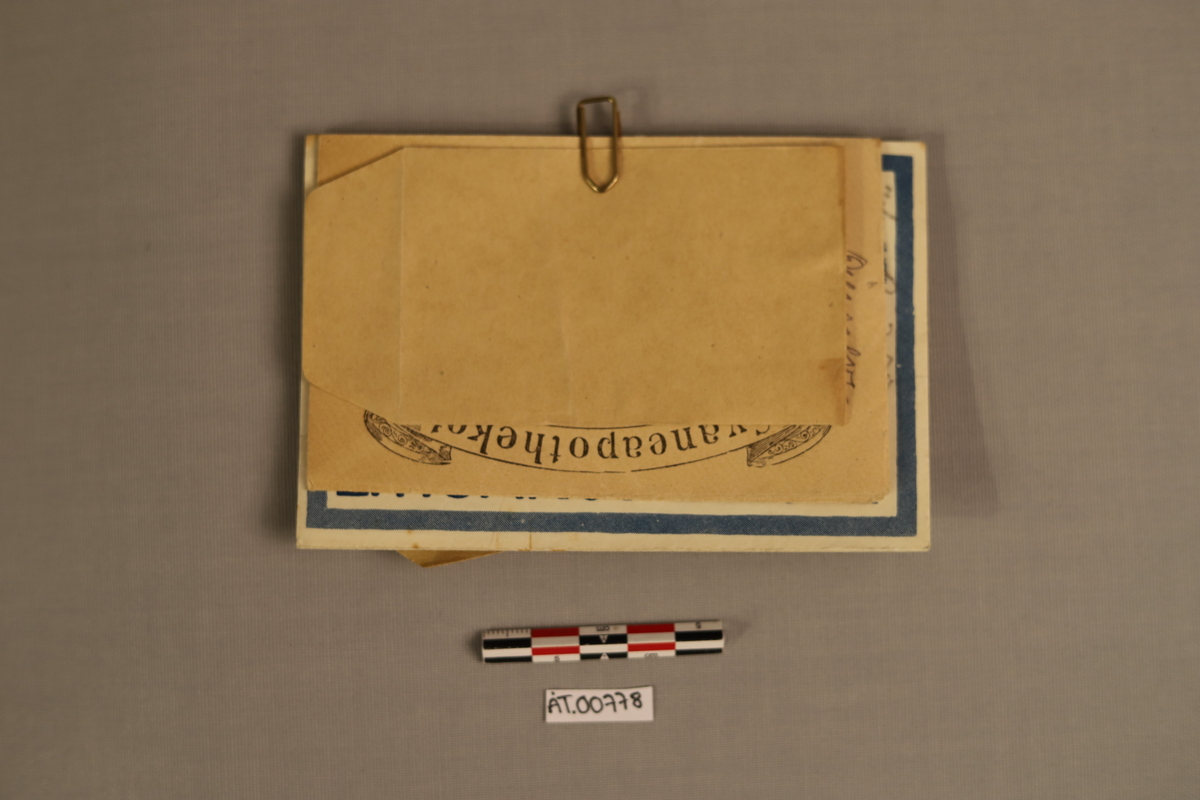 6 ulike konvolutter. 3 Svaneapotek konvolutter, 2 Ytre Arna og en konvolutt med "5 kr" påstemplet. Se bilder for tekst på konvoluttene. 

