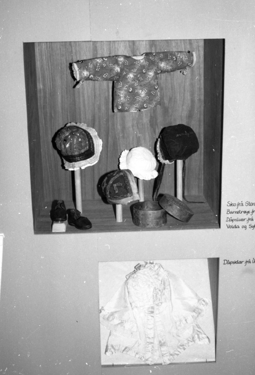 Dokumentasjonsbilder i serie fra barneutstillinga på Sunnmøre Museum i 1989.