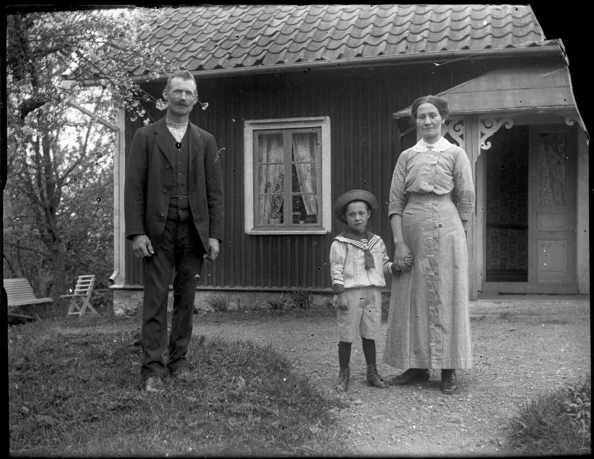 Möjligen Ragnar, Maja och sonen Gösta