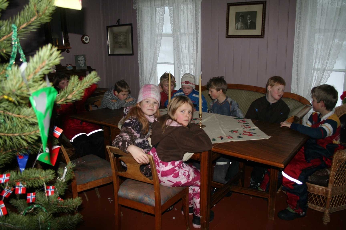 Jul på gamlemåten i Museumsparken 2008. Godt med en pust i bakken