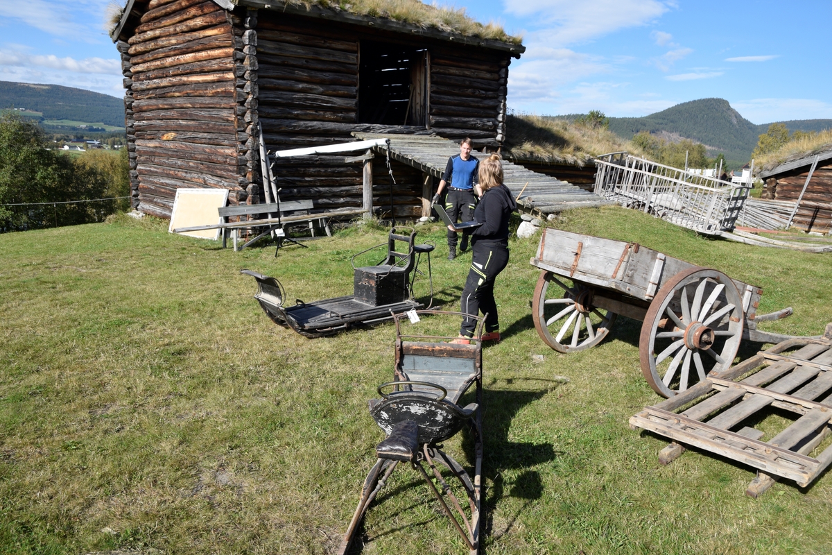 Revisjonsarbeid i finvær, på Husantunet i Alvdal. Revisjonsgjengen fra ANNO Musea i Nord-Østerdalen i aksjon høsten 2021.