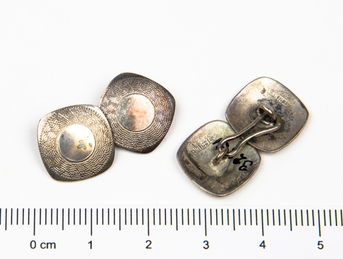 Manschettknappar, ett par. Fyrkantiga, liksidiga knappar av sterling silver.