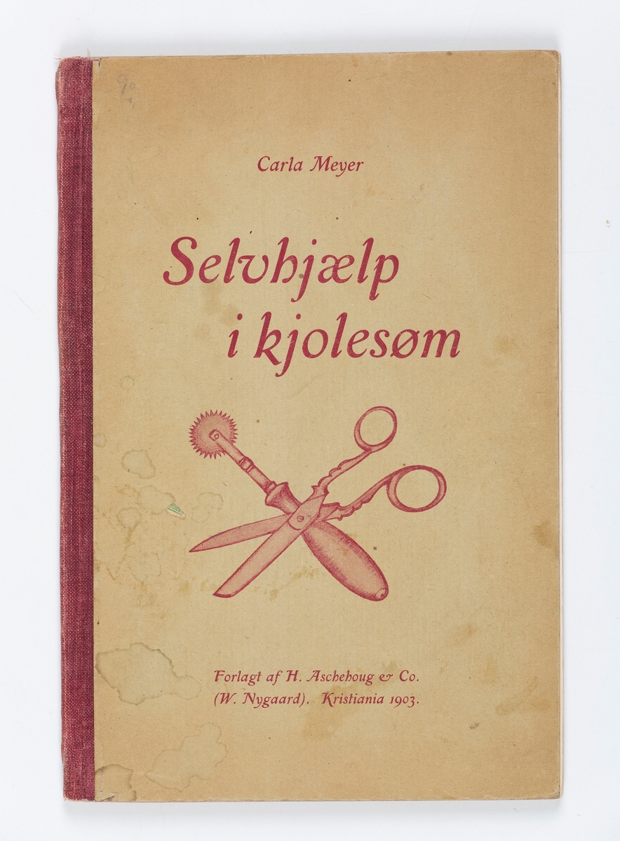 "Selvhjælp i kjolesøm"
Carla Meyer
Forlaft af H. Aschehoug og Co.
(W. Nygaard). Kristiania 1903.