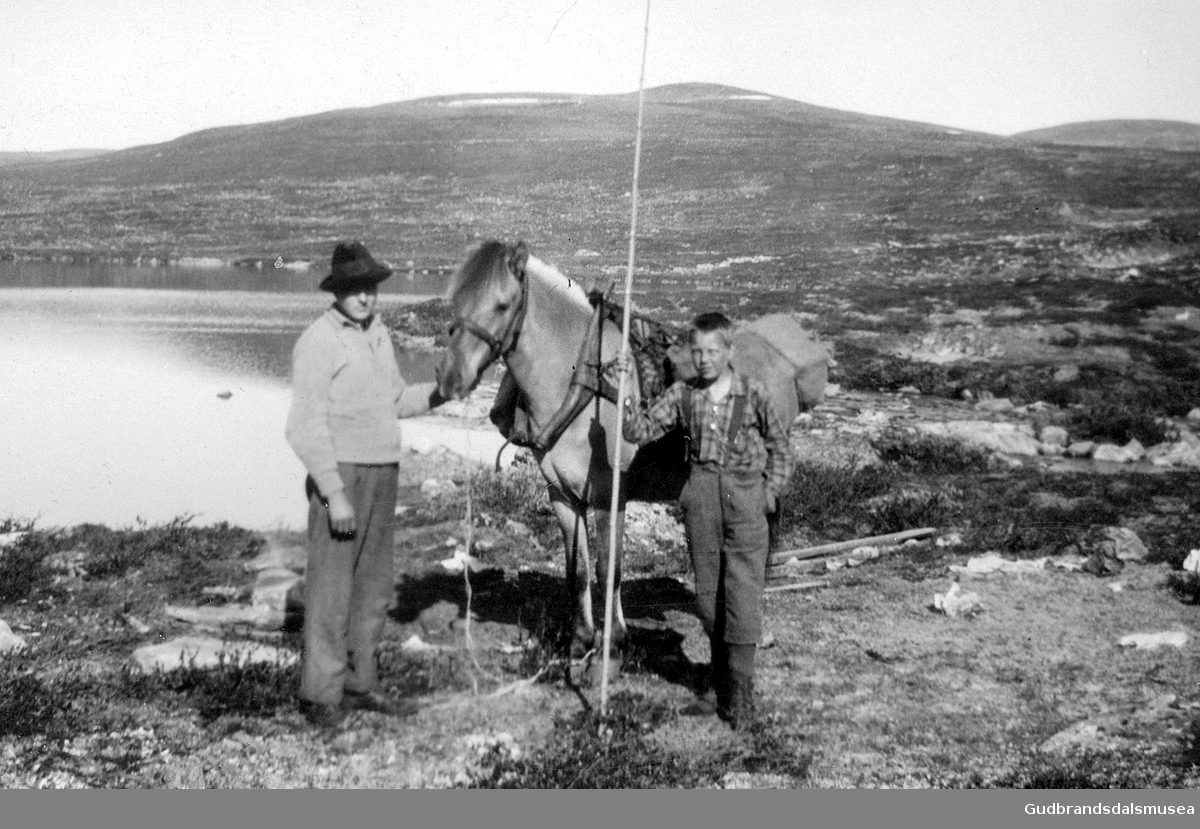 Ved Aursjotjønna ca. 1930.
Tore Ødegård (f. 1911) og Ragnar Ødegård (f. 1918) på fisketur med kløvhest