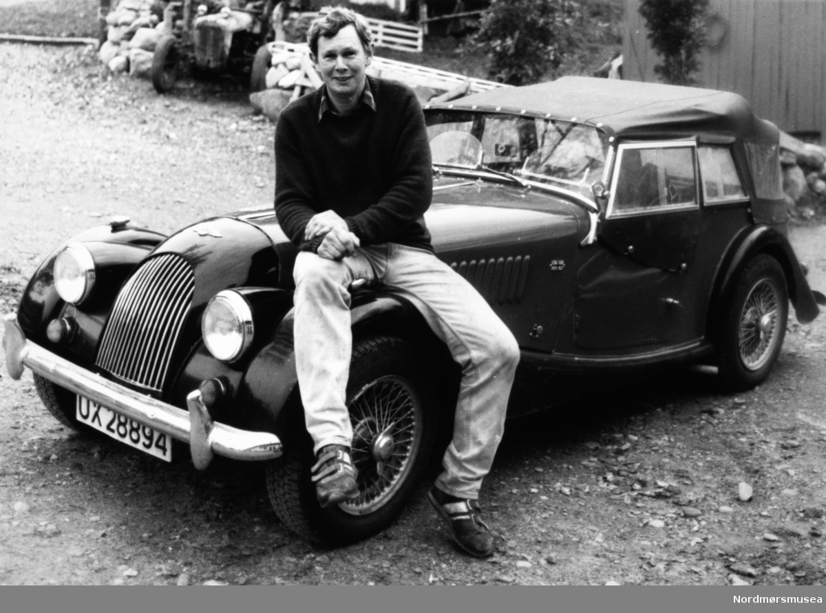 Olav Sæter, Fjellbu, med sin engelske Morgan sportsbil. Bildet er fra avisa Tidens Krav sitt arkiv i tidsrommet 1970-1994. Nå i Nordmøre museums fotosamling.