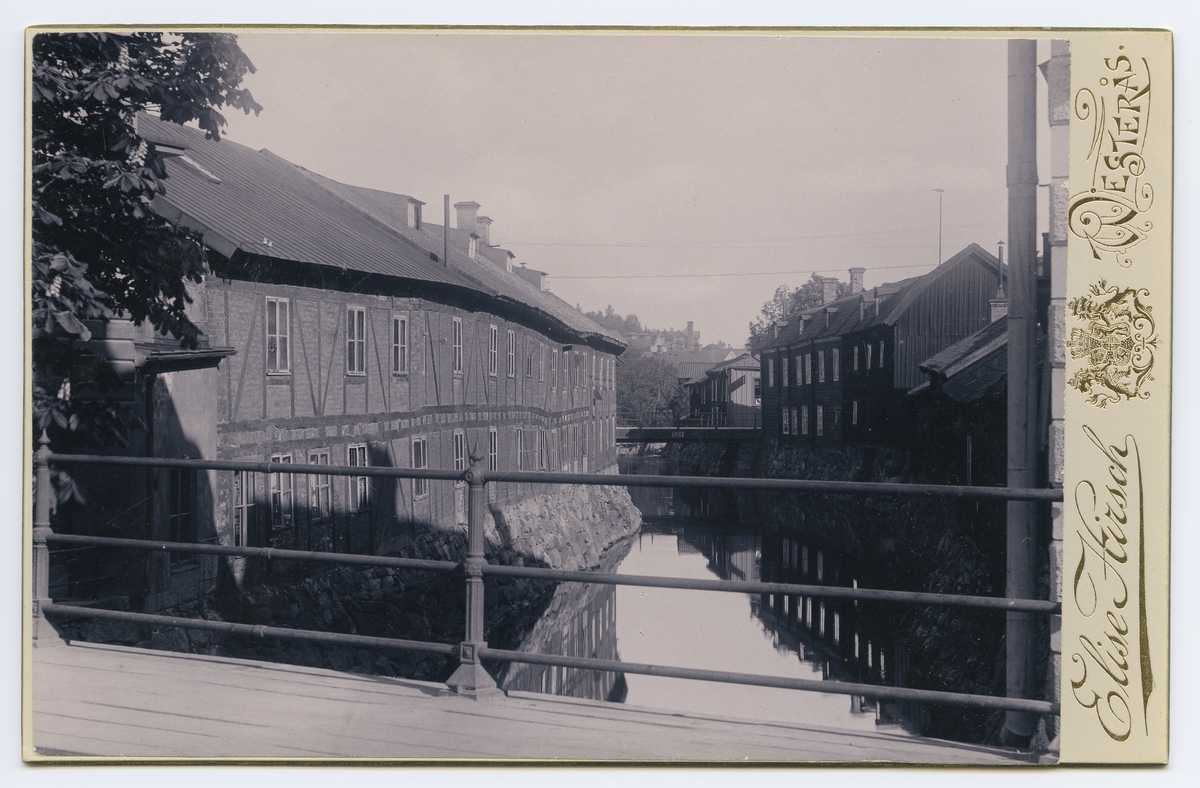 Svartån taget från Storbron mot norr och Apotekarbron.
På Apotekarbron står det "1887".
