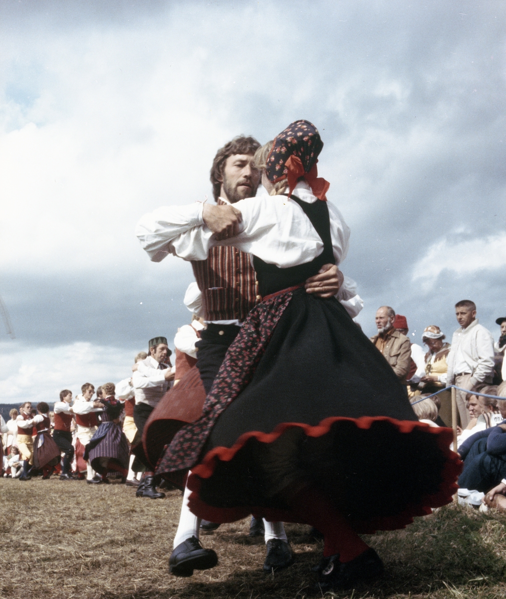 Danspar i närbild under Hälsingehambon 1981. De är klädda i hembygdsdräkt.