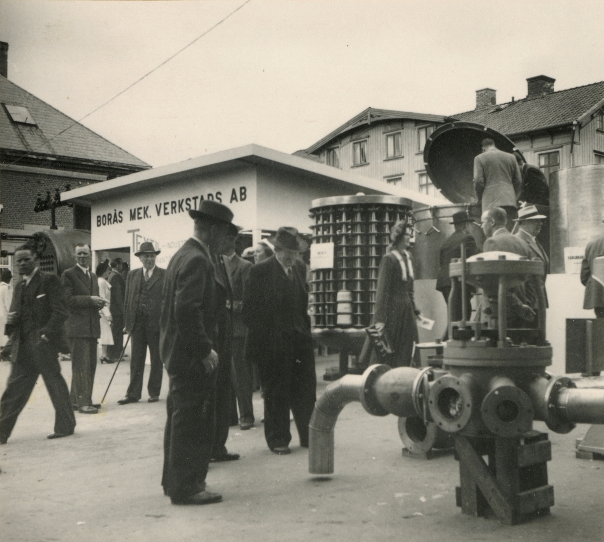 Borås Mekaniska Verkstad visar sina textilmaskiner och kugghjulsautomater vid Boråsmässan 12-21 aug 1949.