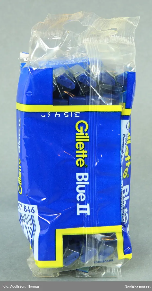 Katalogkort:
Rakhyvlar, 1 förpackning (10-pack). 
10 st. engångshyvlar av blå styrenplast i förpackning av plast m. text i gult o. vitt på blå botten, "10 Gillette Blue II". Datamärkt prislapp."