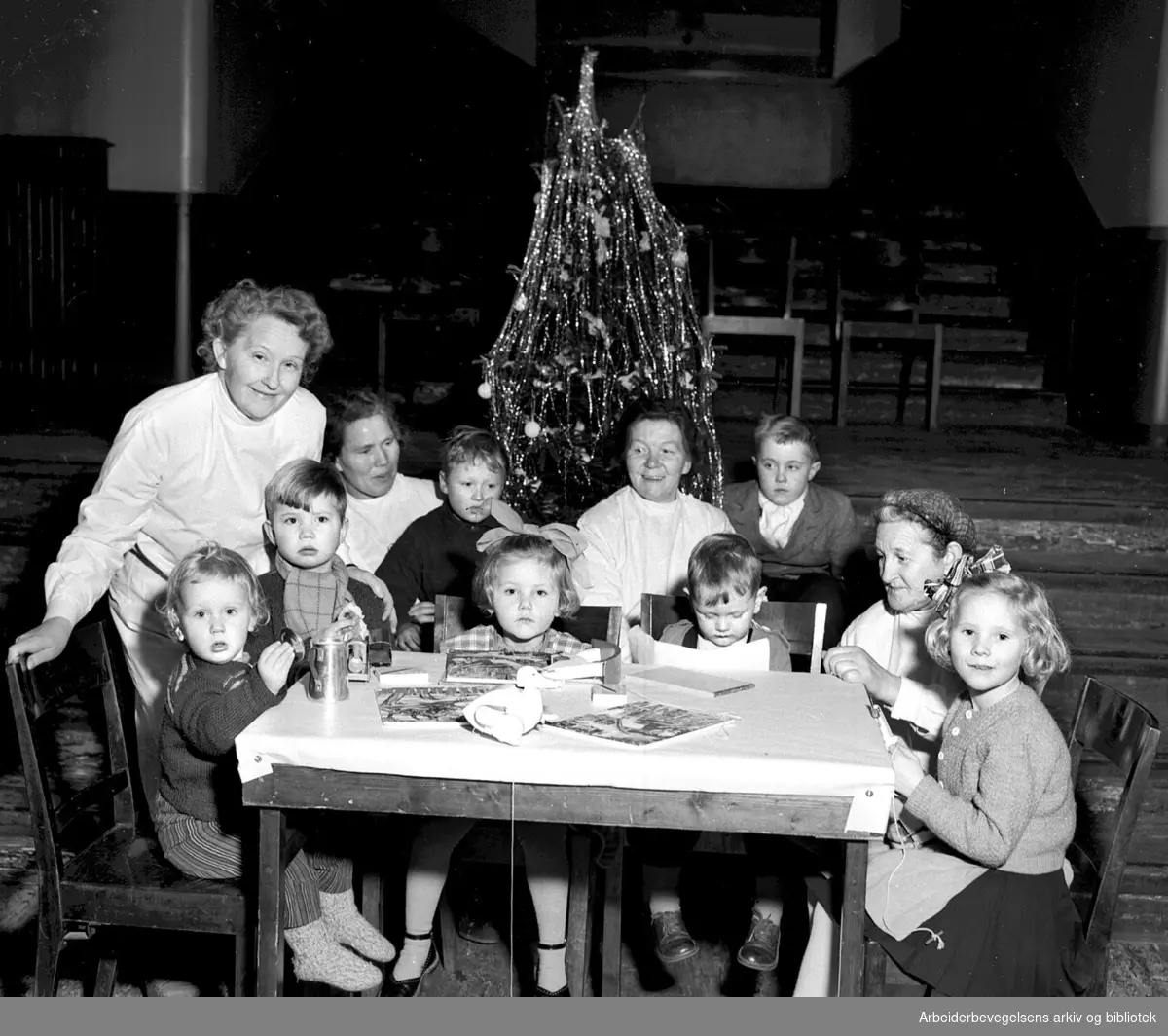 Norsk Folkehjelps barneparkering i Folkets Hus. Desember 1952