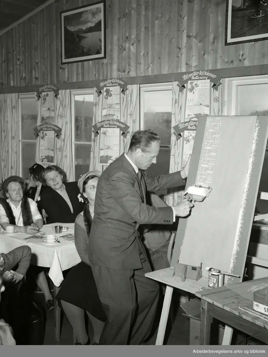 Arbeiderbladets Husmortimer på Hotel Helsfyr i Oslo. Ingeniør Witt demonstrerer malerulle med mønster. 11. Mai 1955.