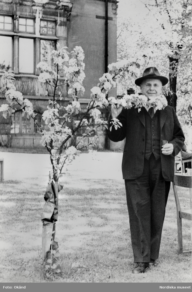 Sigurd Erixon (1888-1968) var etnolog, professor i nordisk och jämförande folklivsforskning vid Nordiska museet och Stockholms högskola 1934-55. Sigurd Erixon ledde 1916-34 Nordiska museets etnologiska fältarbeten, där han även fotograferade.