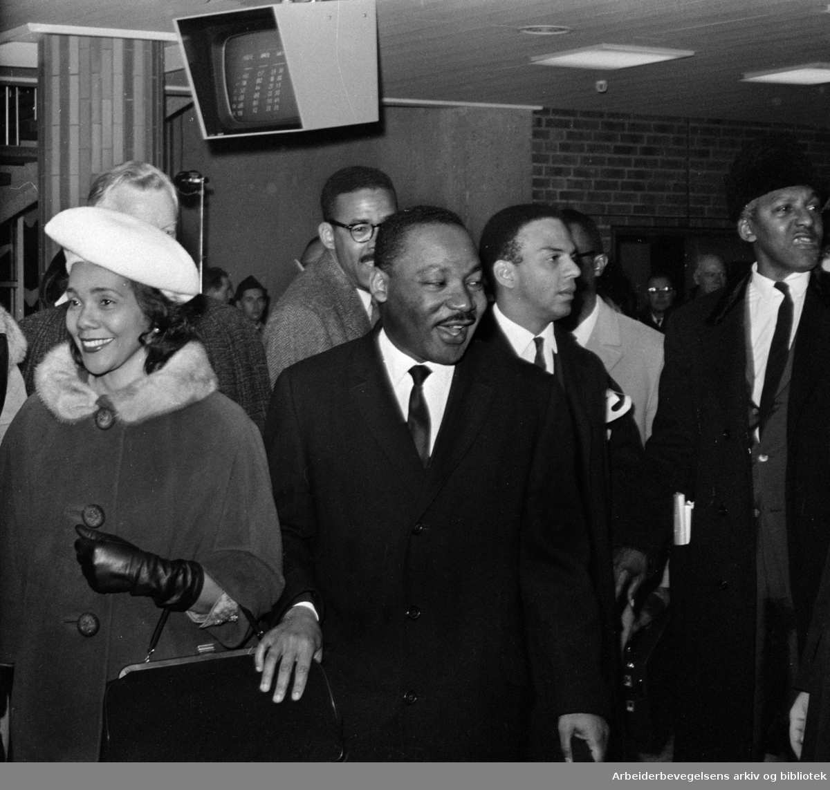 Martin Luther King og hans kone Coretta Scott King i ankomsthallen på Fornebu flyplass for å motta Nobels Fredspris i Oslo Rådhus. Desember 1964