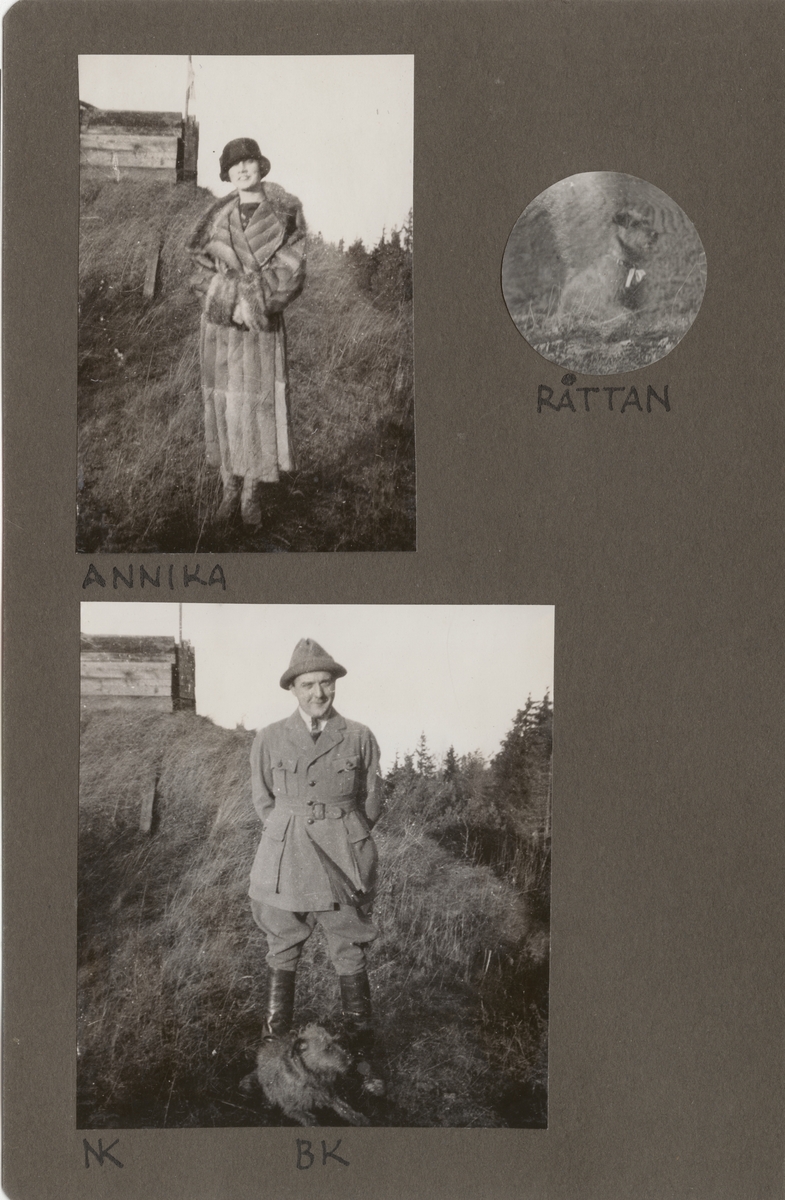 Porträttfoto av Anna Linderstam vid militär anläggning, 1924.

Text vid foto: "'Annika"