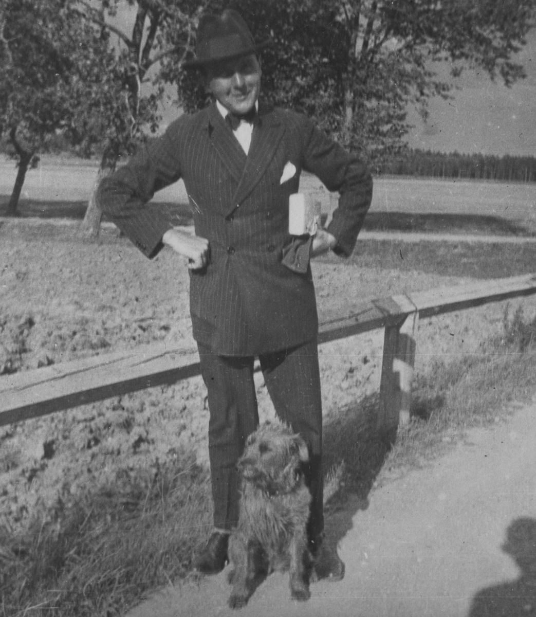 Porträttfoto av militären Nils Kindberg och en hund i Malmslätt, 1925.

Text vid foto: "NK BK"