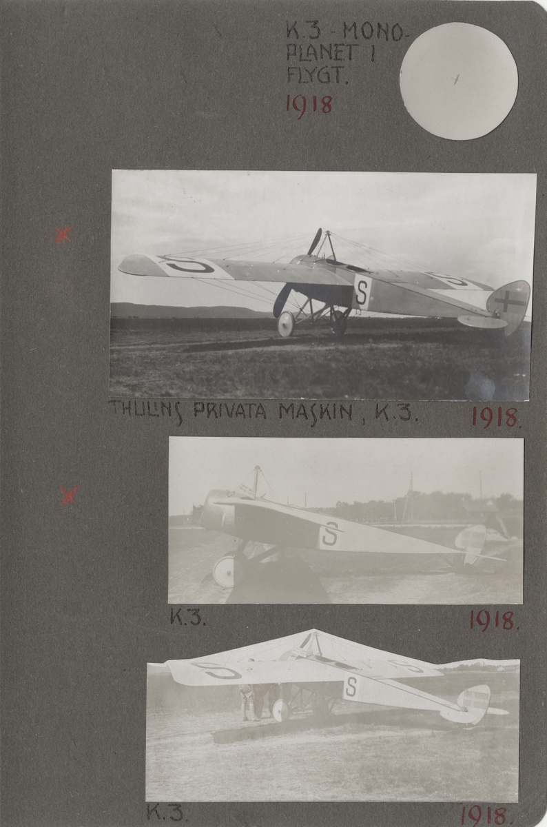 Flygplan Thulin K tillhörande Enoch Thulin står på flygfältet i Ljungbyhed, 1918.

Text i album: "Thulins privata maskin, K. 3. 1918"