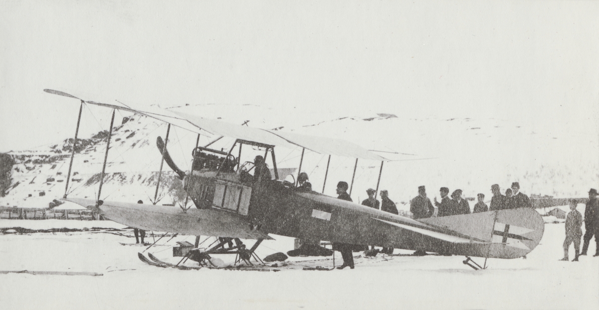 Flygplan Albatros märkt nummer 24 står på skidor på sjön Luoossajärvi i Kiruna, 1 maj 1916.