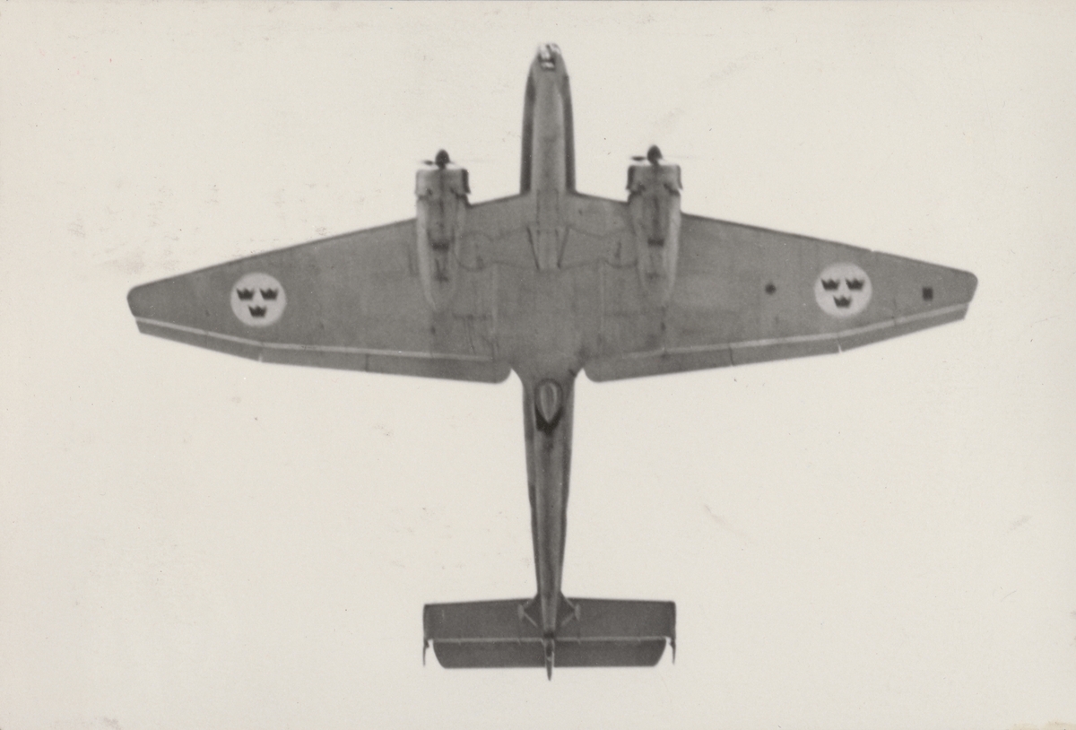 Flygplan B 3, Junkers Ju 86K i luften. Flygbild, underifrån.

Text vid foto: "B 3 underifrån."