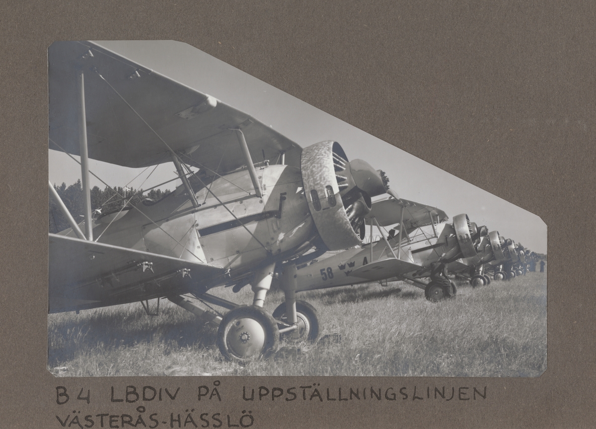 En division flygplan B 4, Hawker Hart uppställda på linje på ett flygfält, cirka 1937.

Text vid foto: "B 4 LBDIV på uppställningslinjen Västerås-Hässlö."