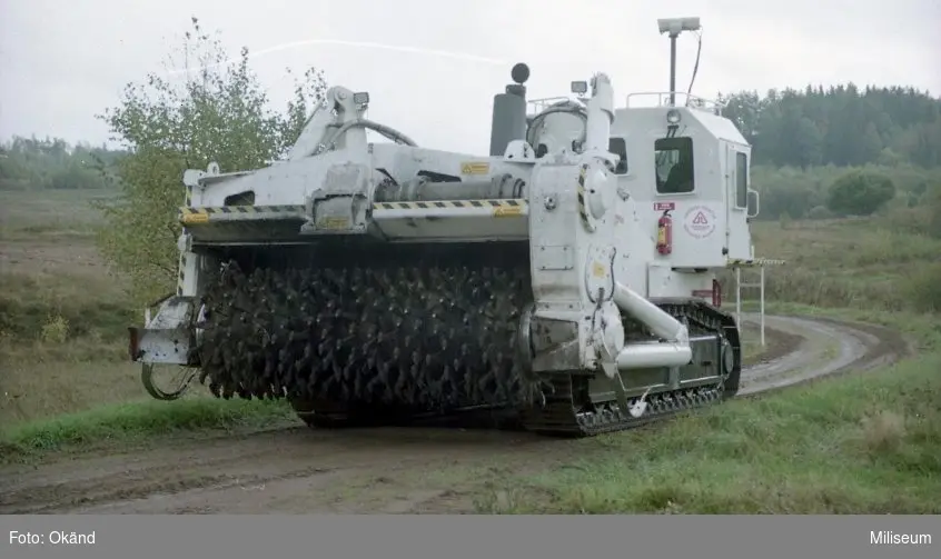 Försöksvagn (stridsvagn 103) med ”minröjningsaggregat Gluff-Gluff ...