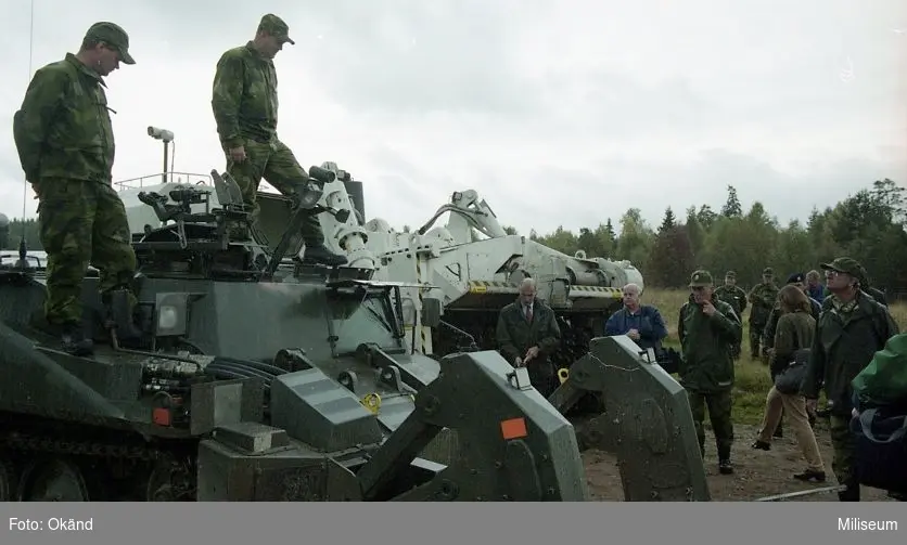 IKV 90 (Infanteri kanon vagn 90) minröjning prototyp och försöksvagn (stridsvagn 103) med ”minröjningsaggregat Gluff-Gluff”.

Hans Majestät Konungen Carl XVI Gustaf.