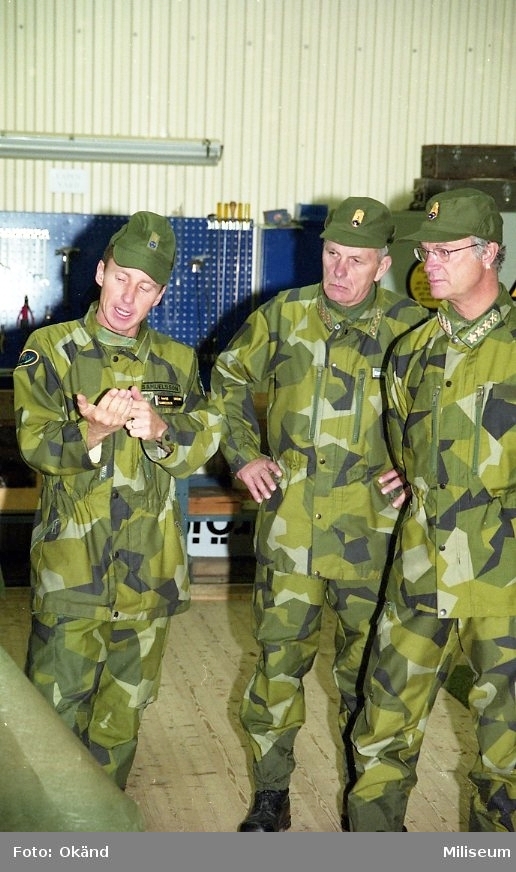 Försökshallen.

F.vr. major Lars Samuelsson, general Curt Sjöö, och Hans Majestät Konungen Carl XVI Gustaf.